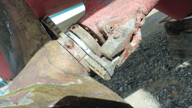 A scissor-type rope cutter for cutting ropes on the prop