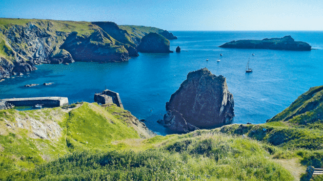 In the easterly winds it was a tranquil night at Mullion Cove