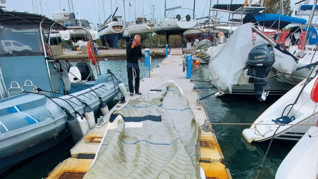 Changing the second jibin Mesolongi marina