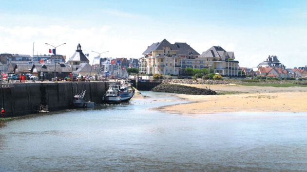 Looking towards the lock approach at low water – the training wall and slipway are clearly visible