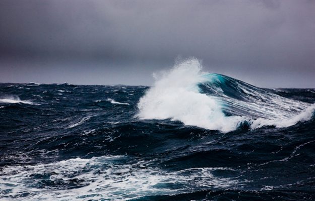 hit by a rogue wave and dismasted yachting world