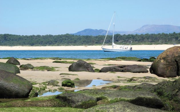 running-aground-nada-rio-minho-anchored-off-credit-nigel-calder
