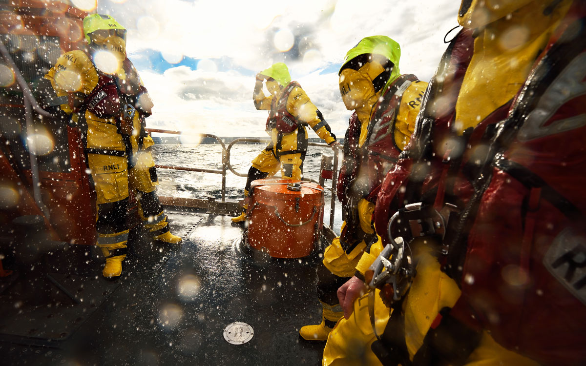 helly-hansen-rnli-crew-on-deck