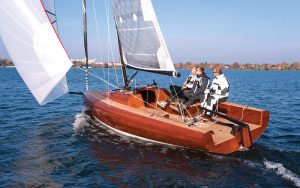 la28-trailable-wooden-boat-running-shot-aft-credit-Soenke-Hucho