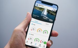 boat-monitoring-apps-sailsense-phone-in-hand
