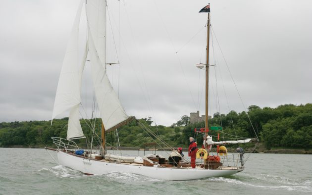 buster-de-guingand-racing-classic-yacht-Thalassa-running-shot
