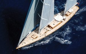 modern-classic-royal-huisman-superyacht-aquarius-upwind-sailing-credit-Carlo-Baroncini