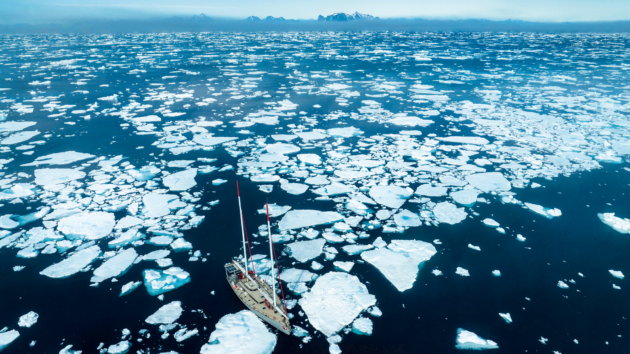 Poling off ice and a fruitless search for a passage to Narsaq in thick ice fields; ultimately Forel had to look for another route.