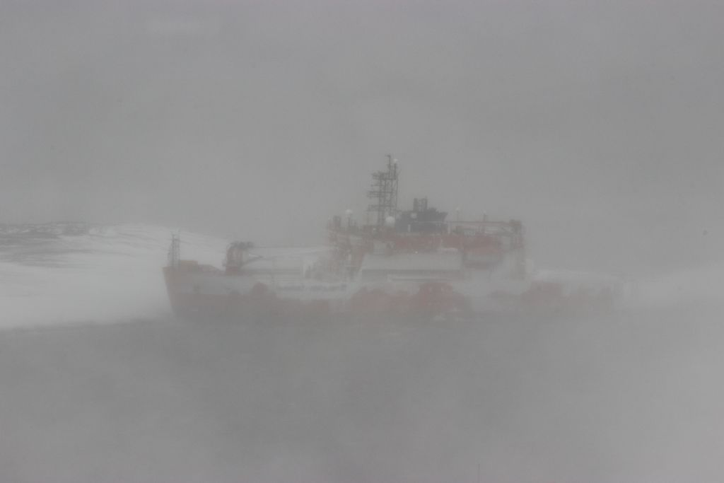 australian-icebreaker-antarctica-agound