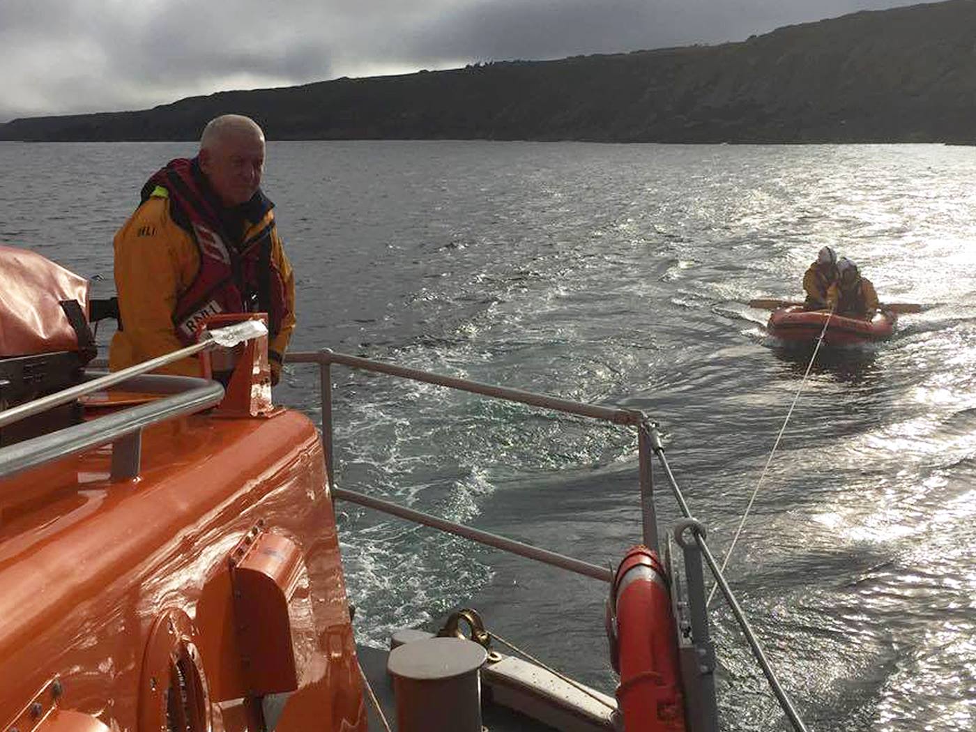 The sheep is taken ashore by the Douglas RNLI