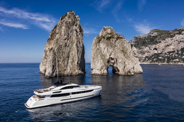 M/Y Divine COLUMBUS 40 HYBRID