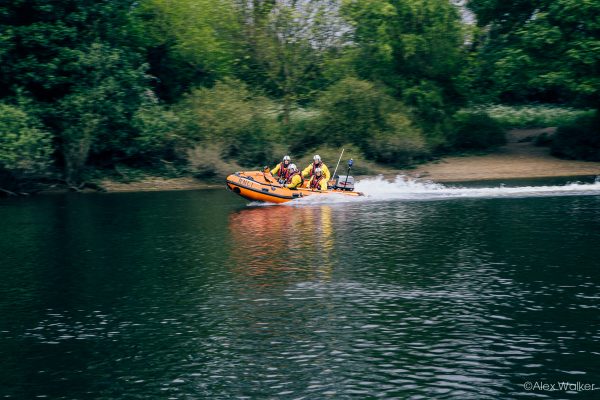 Teddington RNLI recover lock keeper after a fall at Sunbury Lock