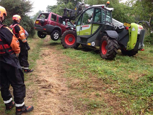 Narrowboat and Land Rover collide on River Avon