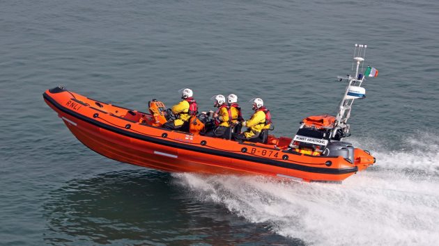Cowes Lifeboat rescued an unlit yacht from Solent shipping lane