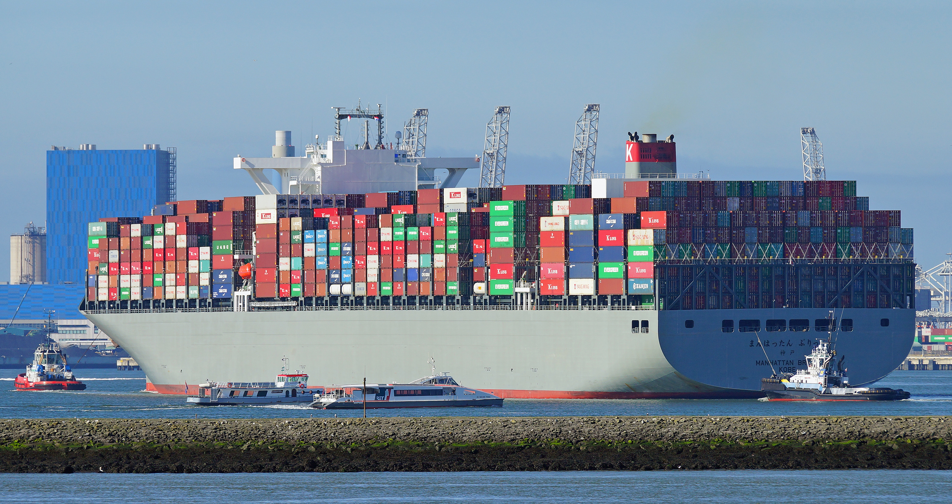 The container ship Manhattan Bridge in June 2016