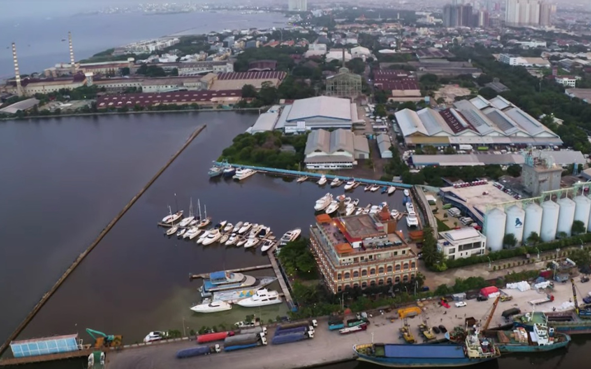 Java Sea: Sailing through polluted waters off Jakarta - YBW