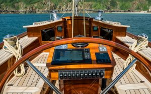 best-chartplotter-buying-guide-Spirit-63-helm
