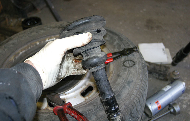 How to replace a CV boot on a T4 VWt Magazine