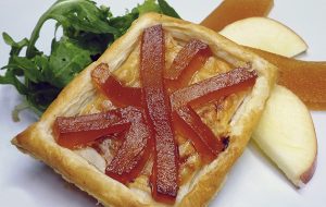 Goat's cheese tartlet with apple membrillo