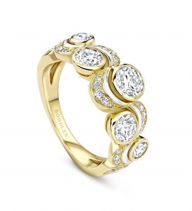 A yellow gold ring with brilliant-cut diamonds. A sparkling example of Burghley shopping