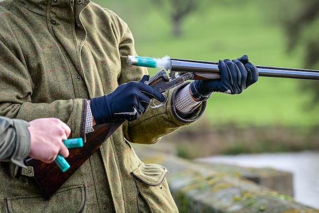 loading cartridges in shotgun