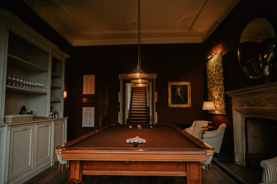 billiard room 