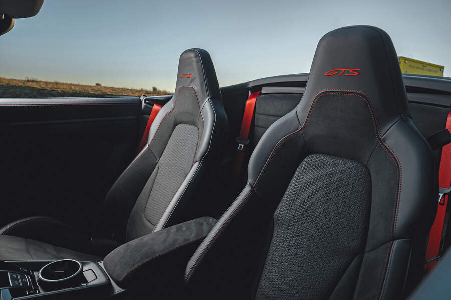 Porsche 911 Carrera 4 GTS Cabriolet seats