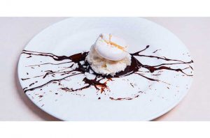 Meringue with chocolate sauce and vanilla ice cream