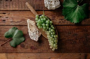 A bunch of Hárslevelű grapes