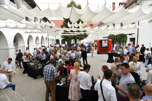 Attendees at the 7th annual Salon of Decanter Award Winners