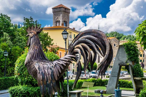 Black rooster sculpture in Gaiole.