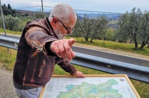 Alessandro Masnaghetti with a map of Chianti Classico