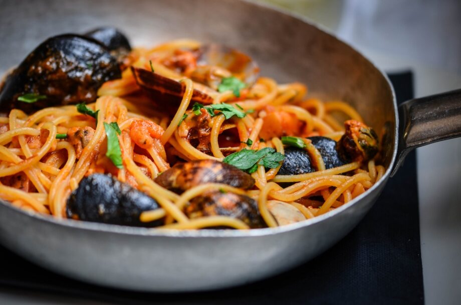 spaghetti with mussels, italian food