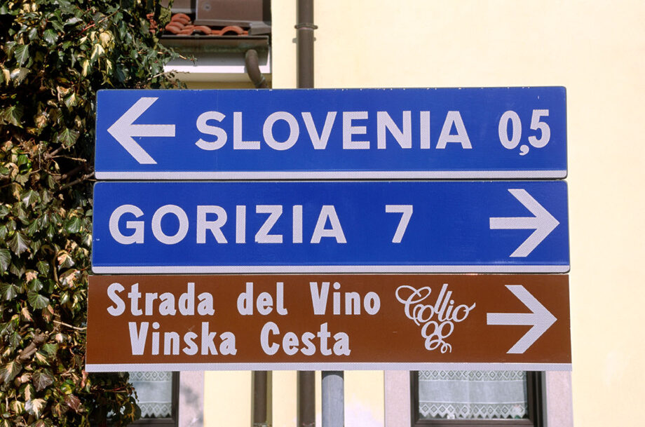 Gorizia bilingual road sign in Italian and Slovenian, Strada del Vino EJ91XG