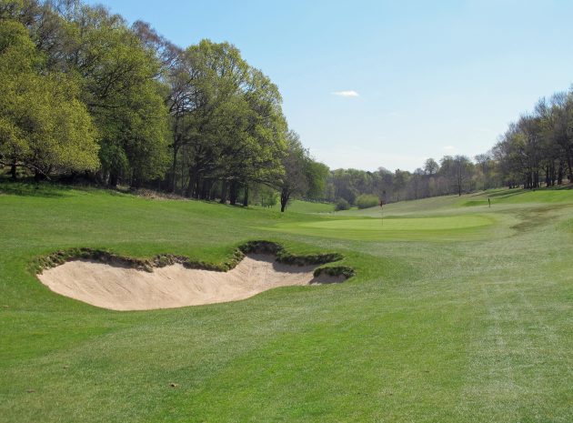 The opening hole, a 390-yard par 4