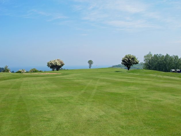 Played into the wind, the opening hole is a genuine 3-shotter