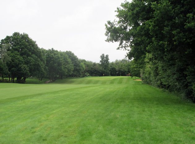 A gully short of the 6th will catch anything under-hit