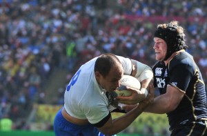 Italy's captain Sergio Parisse (C) is ta ross rennie scotland