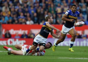Livewire: Rob Burrow of Leeds Rhinos gets an offload away