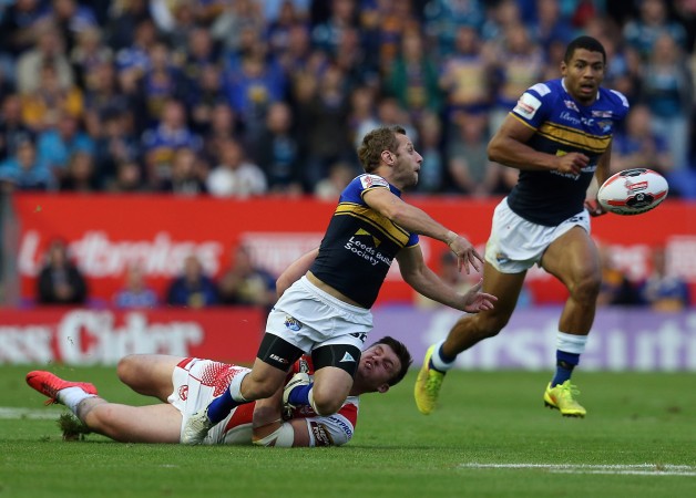 Livewire: Rob Burrow of Leeds Rhinos gets an offload away