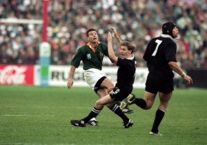 Joel Stransky of South Africa scores the winning drop goal during the 1995 World Cup final match