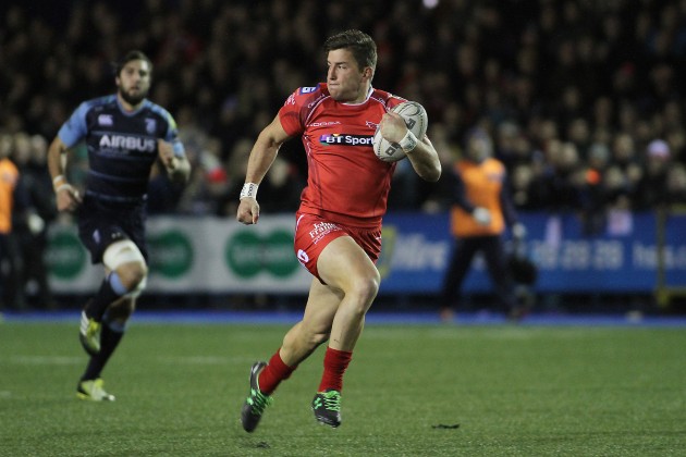 Smash and grab: DTH van der Merwe on the way to his interception try. (Photo: Huw Evans Agency)
