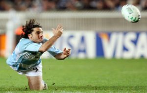 Agustin Pichot fires a pass away