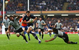 Yannick Jauzion scores against New Zealand in the 2007 World Cup