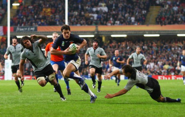 Yannick Jauzion scores against New Zealand in the 2007 World Cup