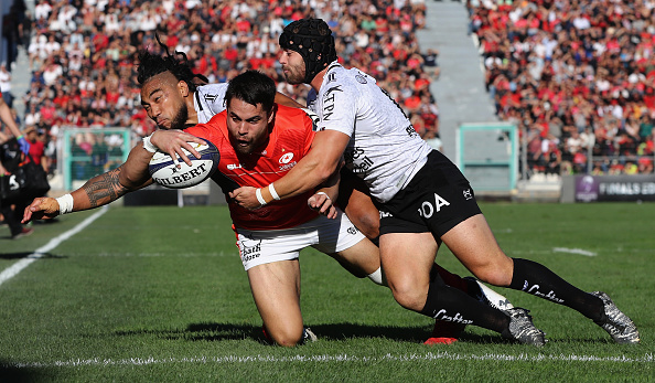 Top clash finish: Sean Maitland about to touch down under pressure.