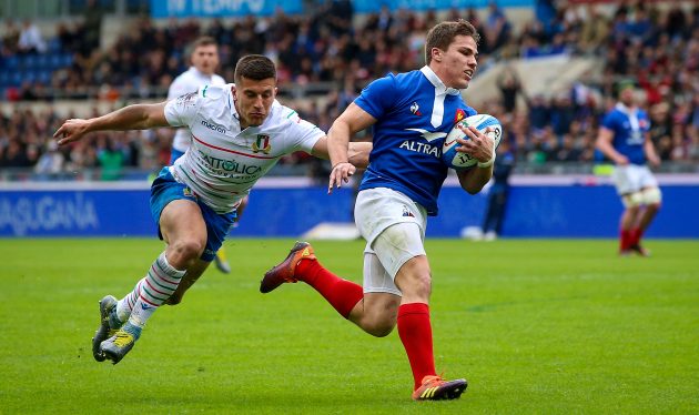 Antoine Dupont scores for France against Italy, 2019