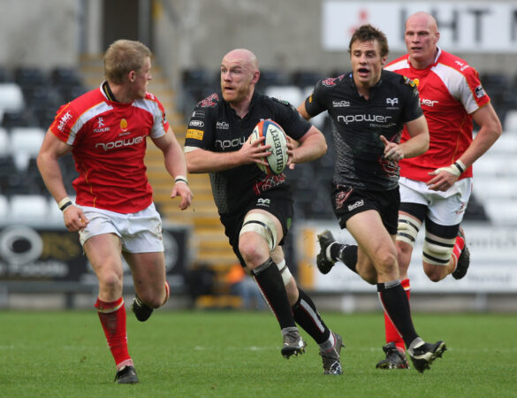The Ospreys' Steve Tandy runs with the ball during a 2008 EDF Energy Cup match against Worcester Warriors.