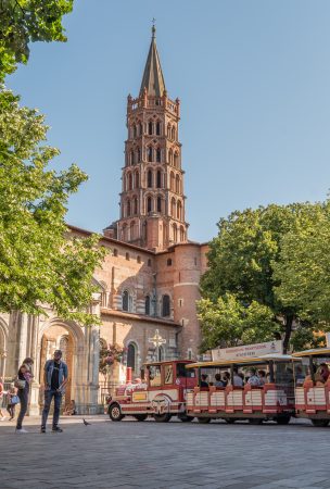 Tourist train at Saint-Sernin Basilica