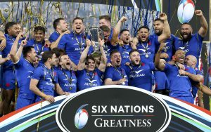 France lift the Six Nations trophy